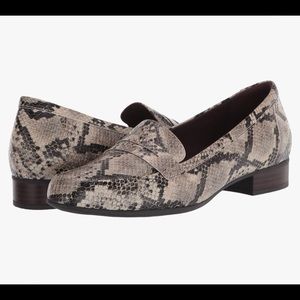 Clark shoe, snake skin color and texture. Cute and comfortable.